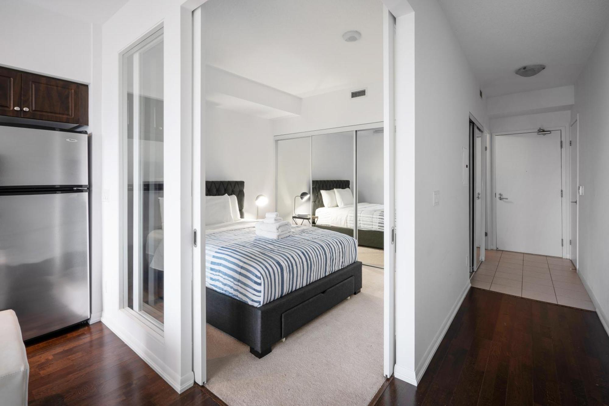 Downtown Toronto 1 Bdrm Condo With Parking And Views Eksteriør billede