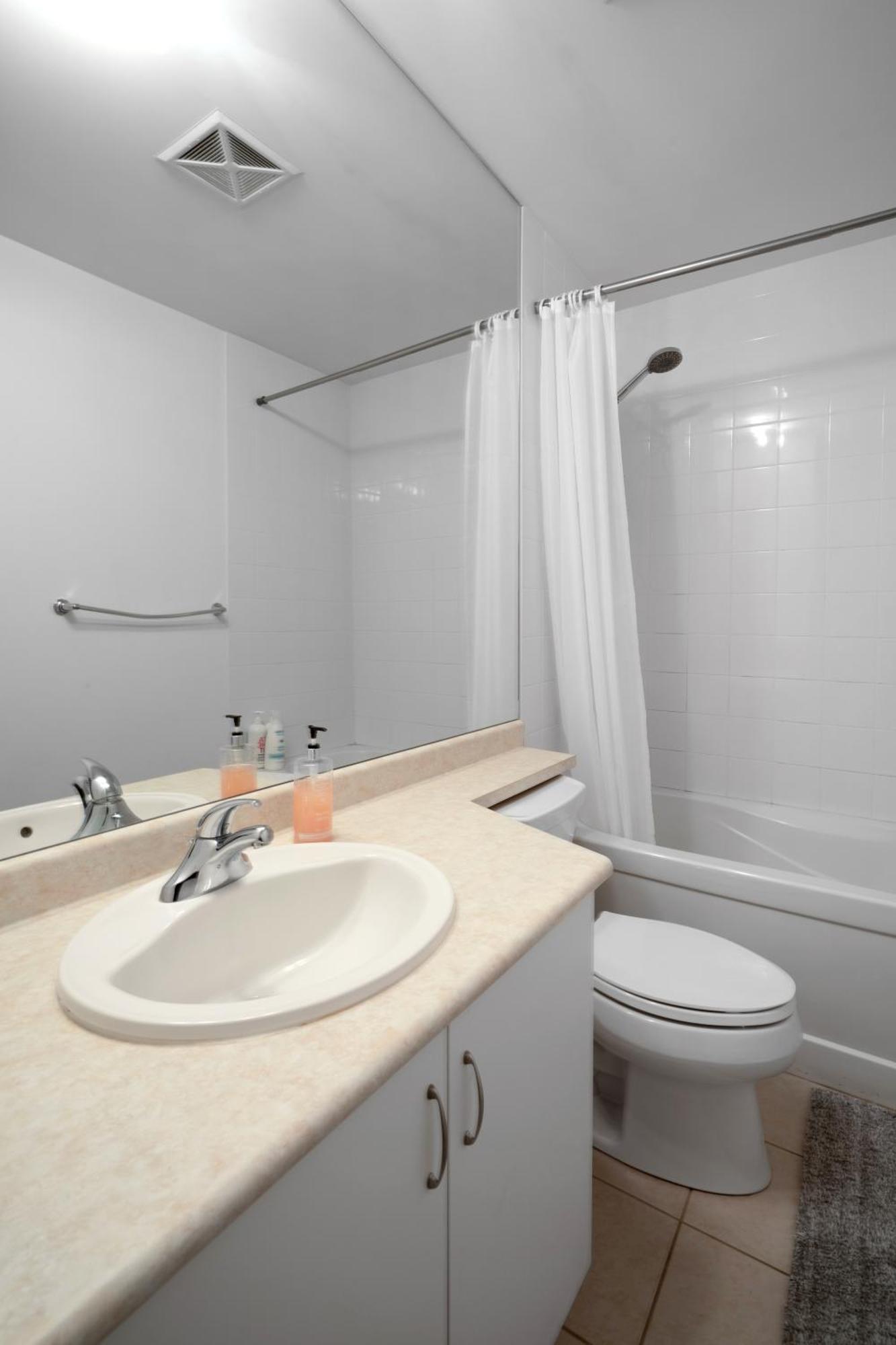 Downtown Toronto 1 Bdrm Condo With Parking And Views Eksteriør billede