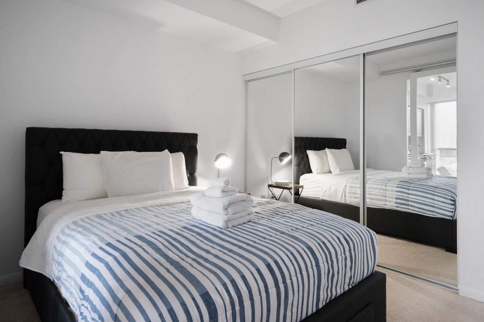 Downtown Toronto 1 Bdrm Condo With Parking And Views Eksteriør billede
