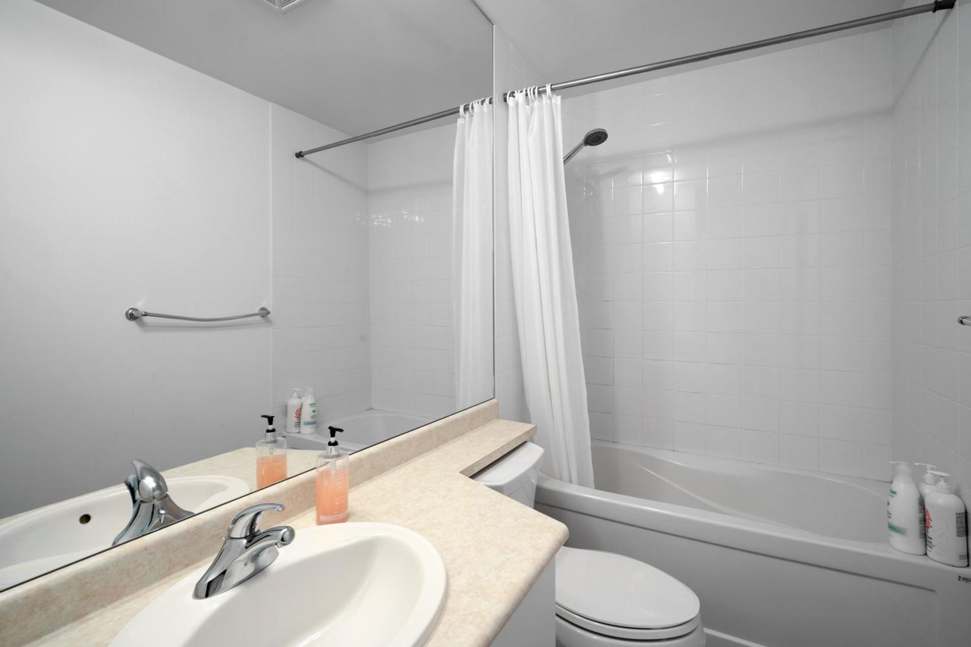 Downtown Toronto 1 Bdrm Condo With Parking And Views Eksteriør billede