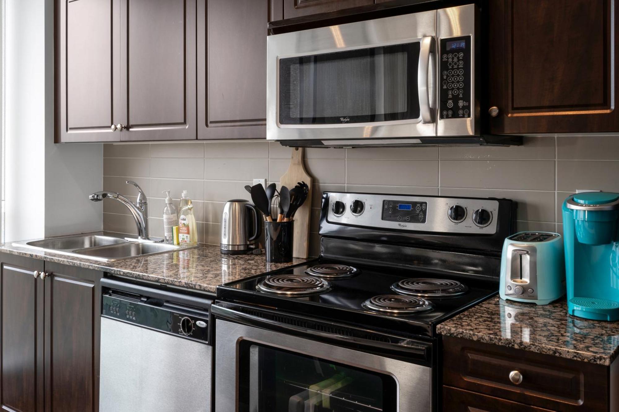 Downtown Toronto 1 Bdrm Condo With Parking And Views Eksteriør billede