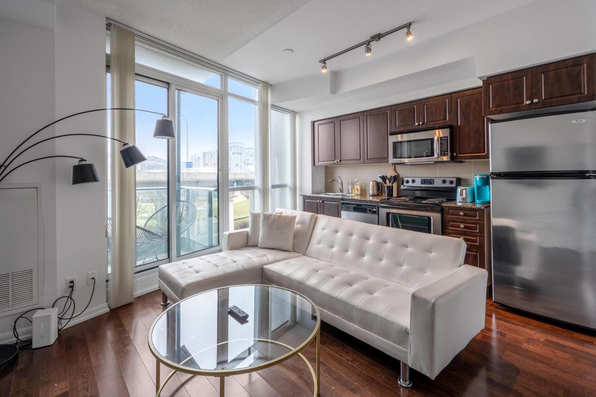 Downtown Toronto 1 Bdrm Condo With Parking And Views Eksteriør billede